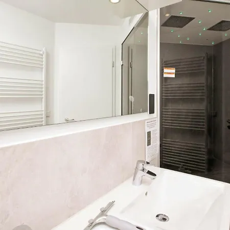One-bedroom In 8 Apartment *